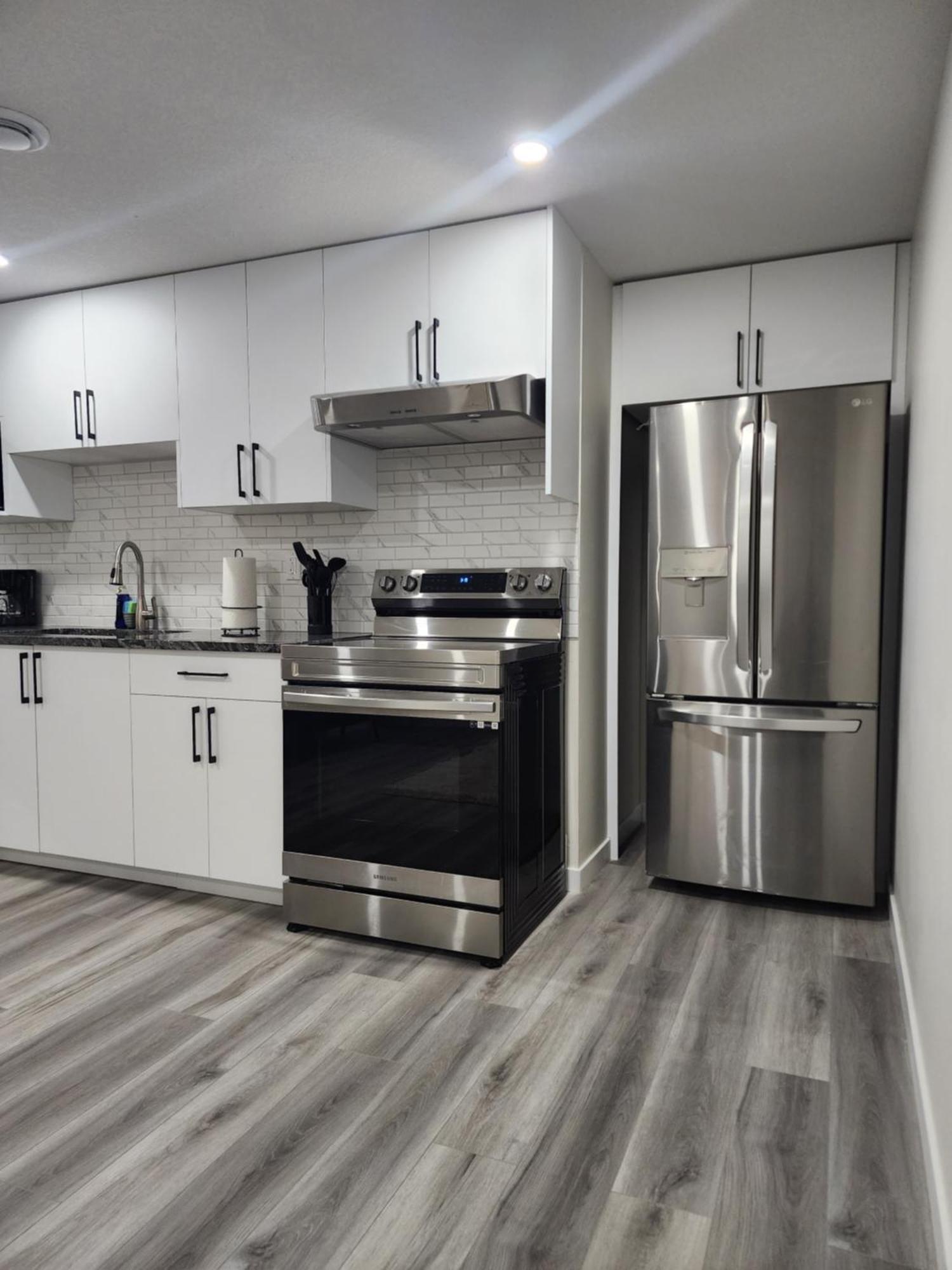 Trendy 2-Bed Oasis Awaits! Daire YYC Dış mekan fotoğraf