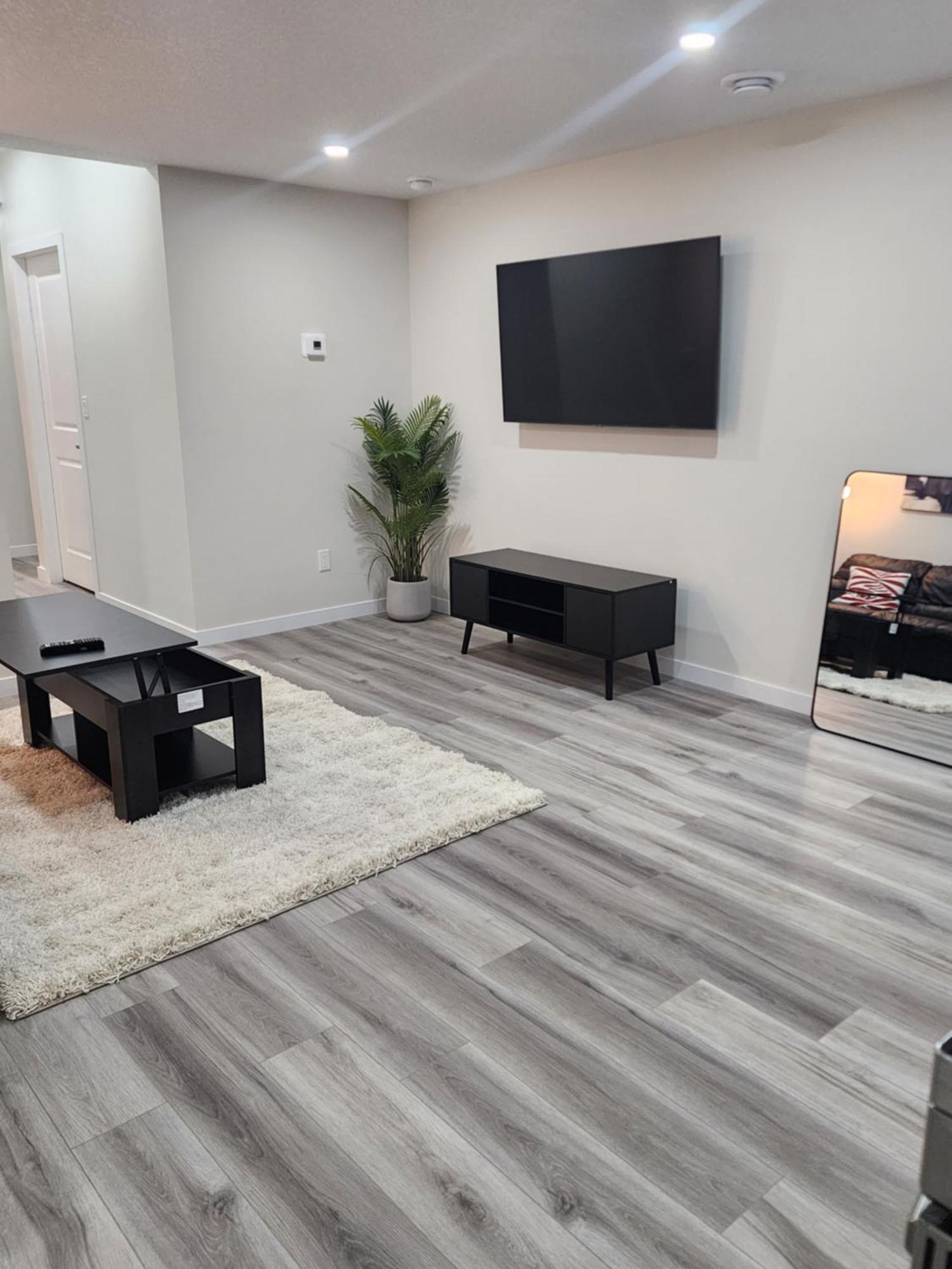 Trendy 2-Bed Oasis Awaits! Daire YYC Dış mekan fotoğraf