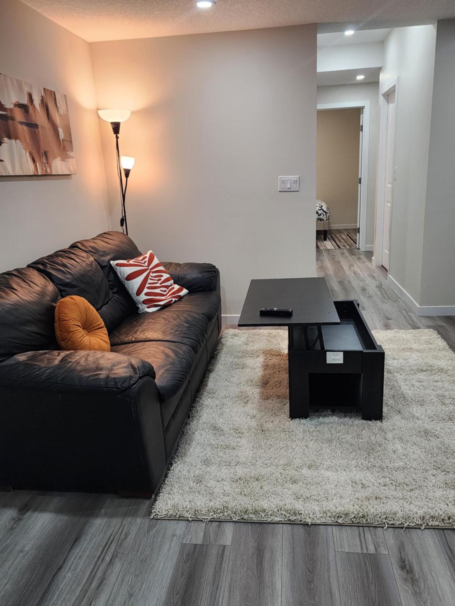 Trendy 2-Bed Oasis Awaits! Daire YYC Dış mekan fotoğraf