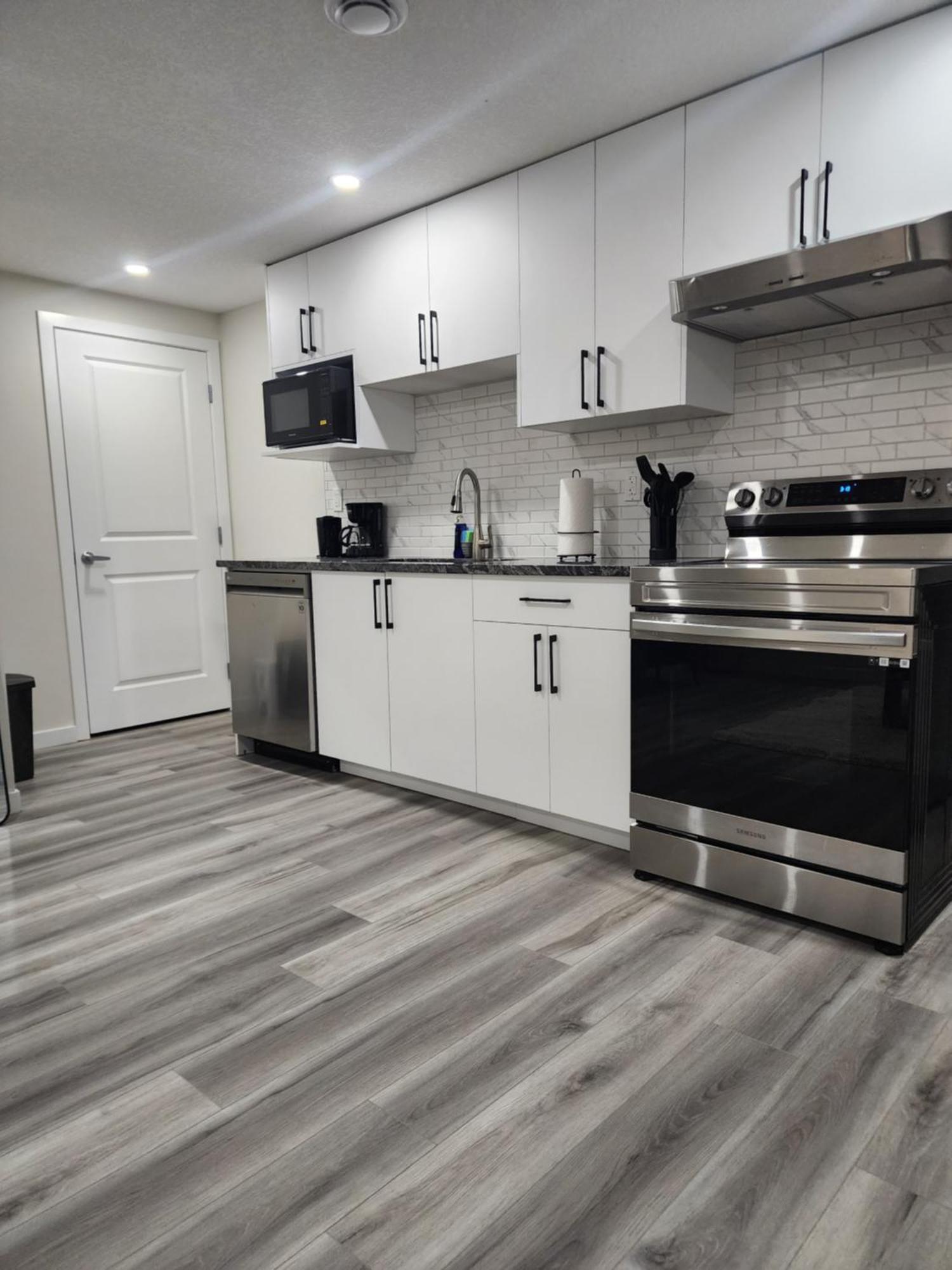 Trendy 2-Bed Oasis Awaits! Daire YYC Dış mekan fotoğraf